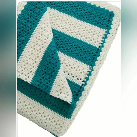 Crochet Afghan 54" X 74" Cottage Green Off White Holiday Farmhouse Christmas - Picture 5 of 6